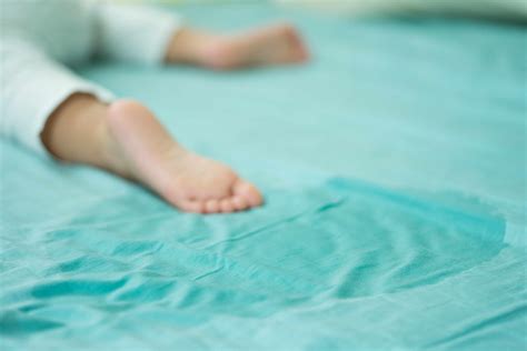iniyut habang tulog|Bedwetting o pag.